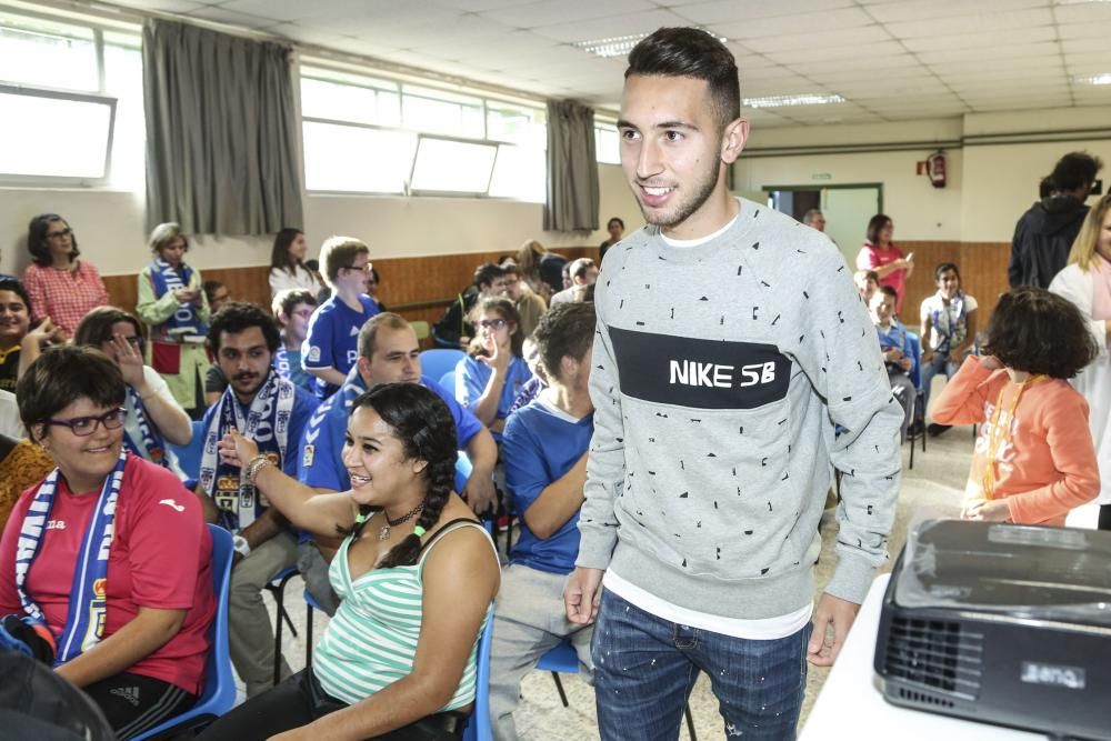 Los jugadores del Real Oviedo Valera y Vila visitan el colegio de educación especial de Latores