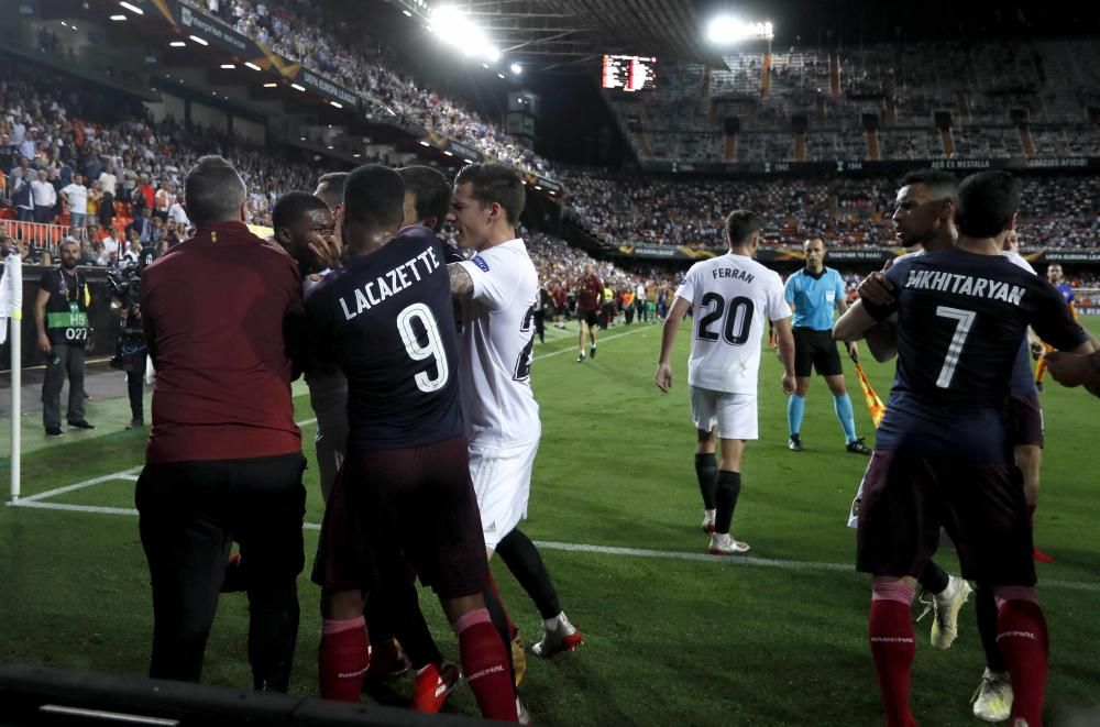 Jugadores de Valencia y Arsenal, a tortas