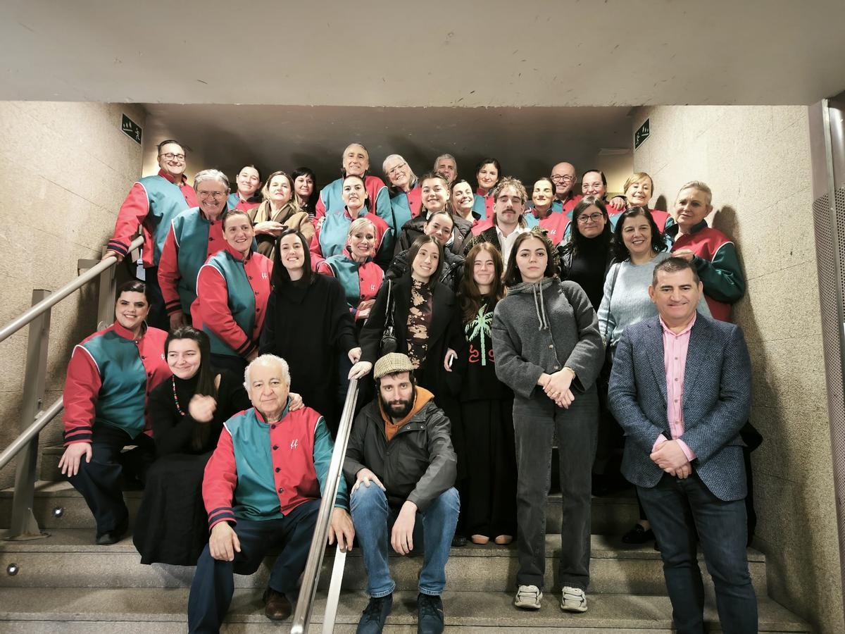 Actores del Centro Dramático Galego, con el vestuario confeccionado por estudiantes del Paseo das Pontes de A Coruña.