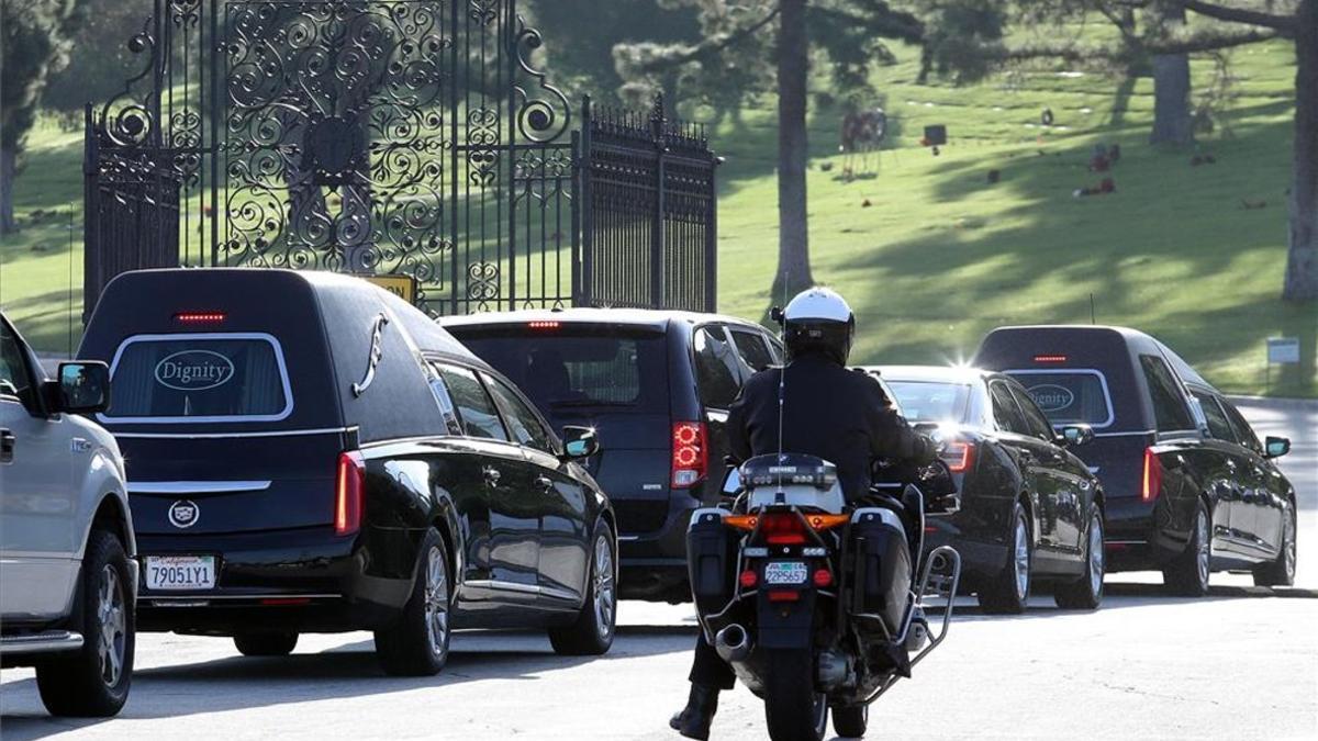 La comitiva fúnebre de Debbie Reynolds and Carrie Fisher en Los Angeles.