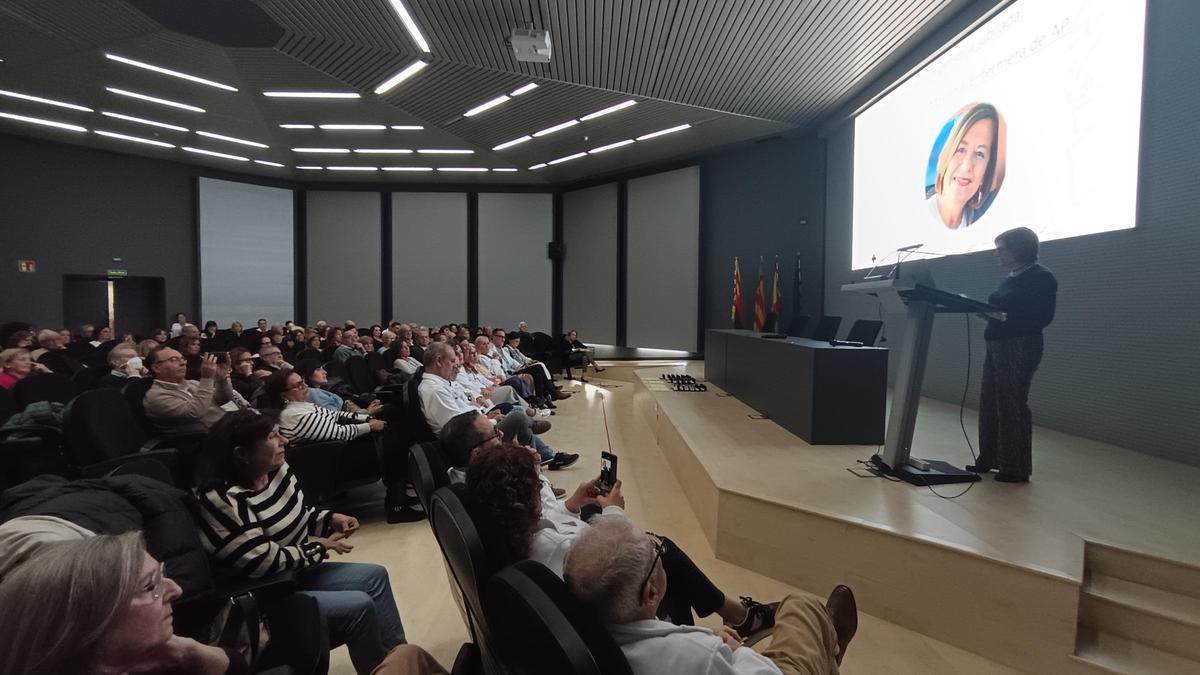 El departamento del Hospital General de Elche homenajea a los jubilados en 2025