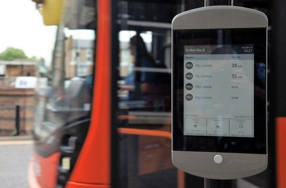 Ejemplo de una pantalla de tinta líquida de la firma Papercast en una parada de bus del Reino Unido.