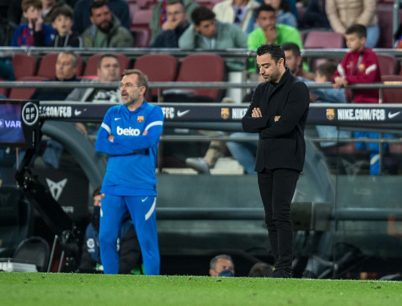 Òscar Hernández, hermano y segundo entrenador, junto a Xavi durante el Barça-Rayo.