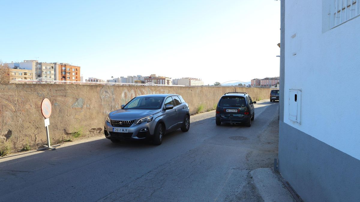 Parte del vial que se ampliará, entre el río y la nave del Paso Blanco.