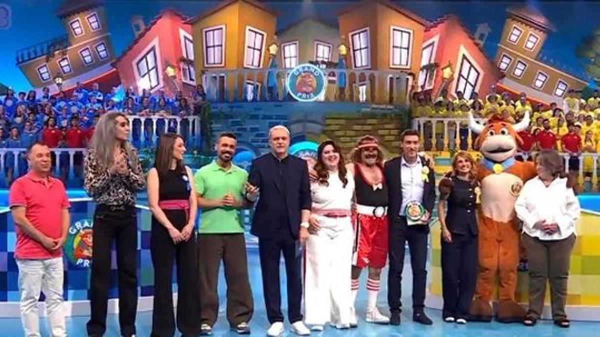Presentadores, alcaldes, padrinos y concursantes al final del programa