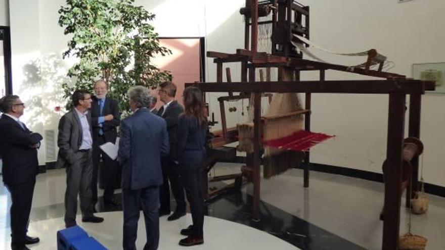 Recuperan un telar de seda de 1920 para los fondos del Museu del Tèxtil