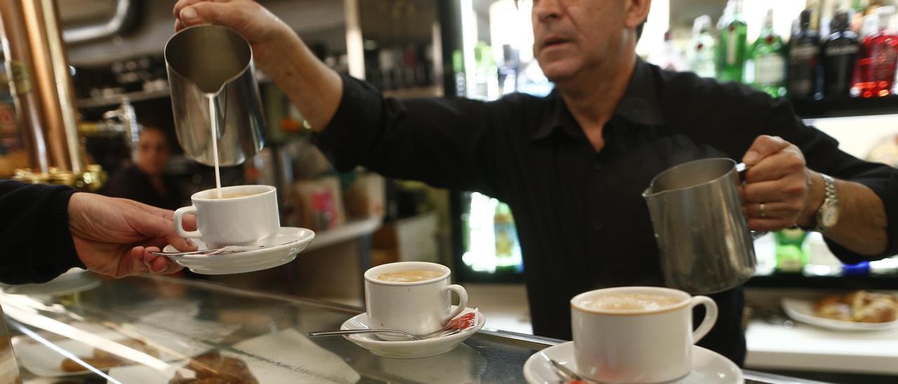 Un camarero sirve un café.