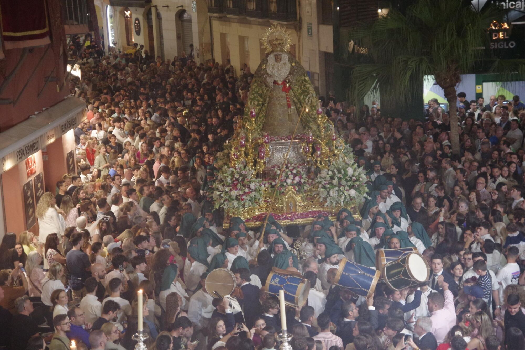 Procesión triunfal de regreso de la Virgen de la Esperanza a su basílica tras su peregrinación a Roma