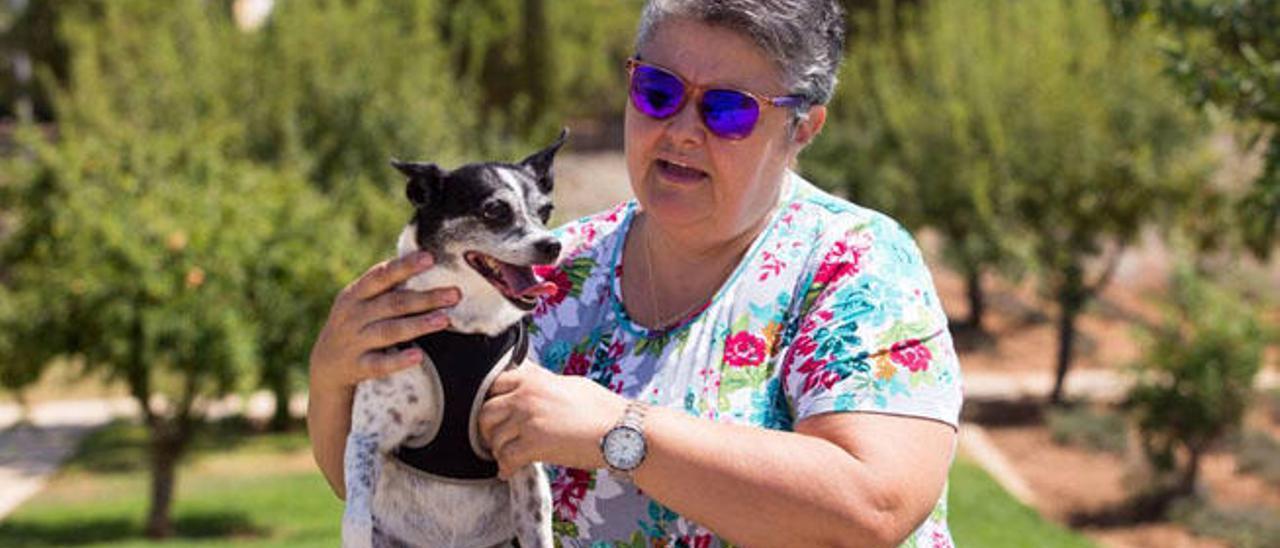 Pilar Vera, con su perra &#039;Pía&#039;, que recogió del albergue de Bañaderos.