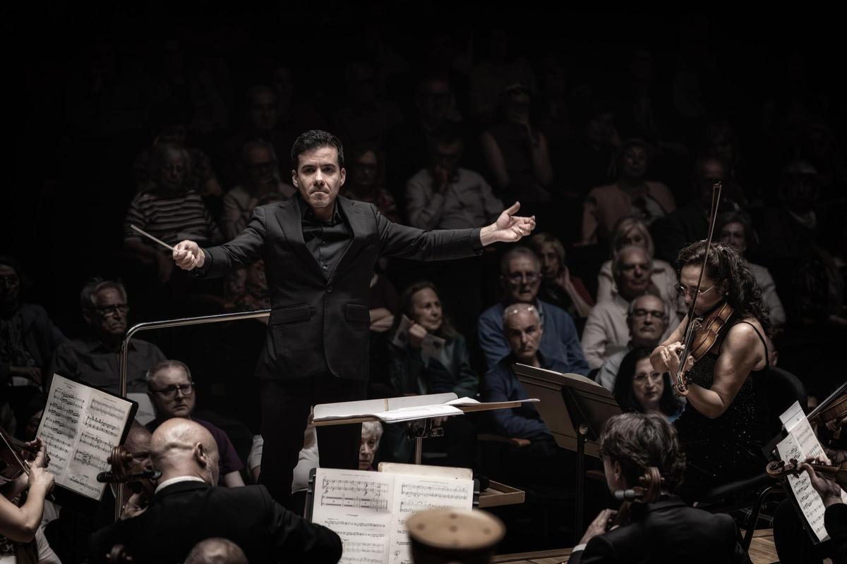 Nuno Coelho al frente de la Orquesta de València.