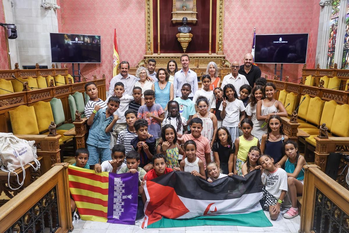Recepción de los niños saharauis en el Consell de Mallorca, junto al presidente de la institución insular, Llorenç Galmés.
