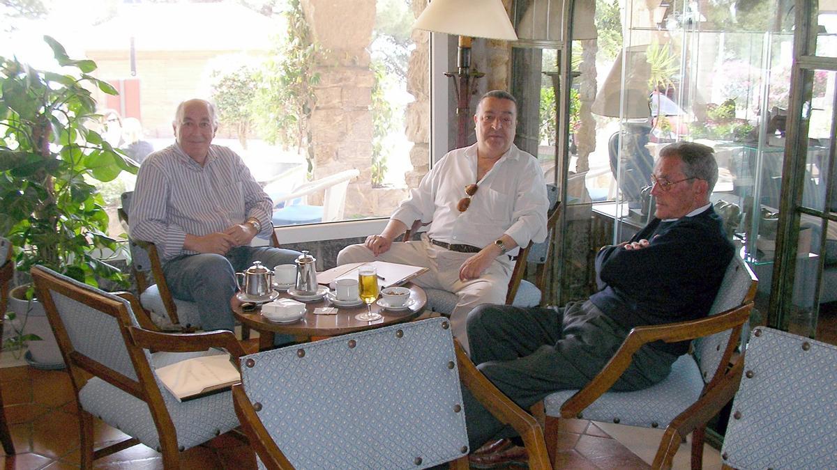 Primera reunión para tratar del libro, en mayo de 2012, con el autor entre sus antiguos jefes, Paco Martín (izq.) y Ctesifonte López, en Gibralfaro.