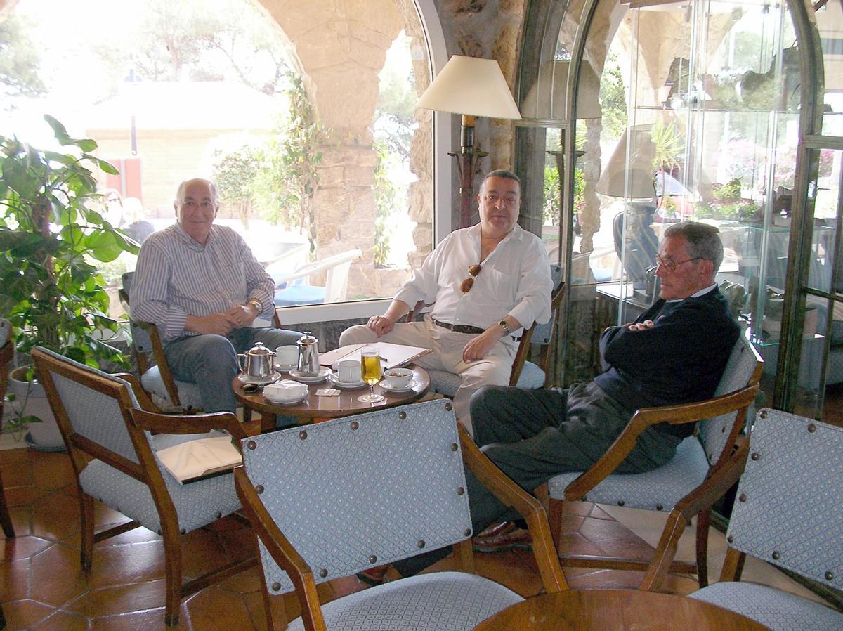 Primera reunión para tratar del libro, en mayo de 2012, con el autor entre sus antiguos jefes, Paco Martín (izq.) y Ctesifonte López, en Gibralfaro.