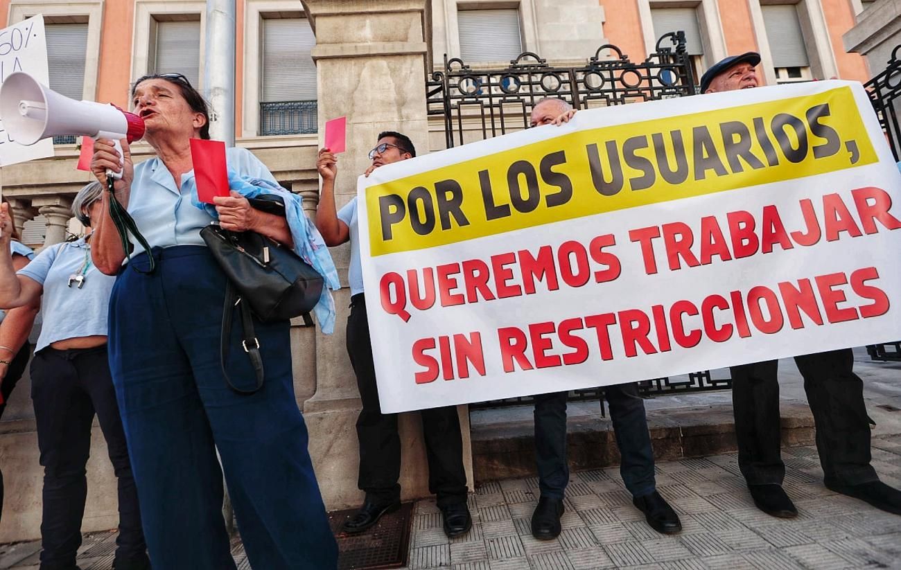 Concentración de taxistas por la Mesa del Taxi