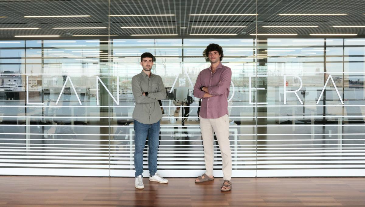 Álvaro y Carles Igual, actuales CEO de Kimera Technologies, posan en la sede de Lanzadera