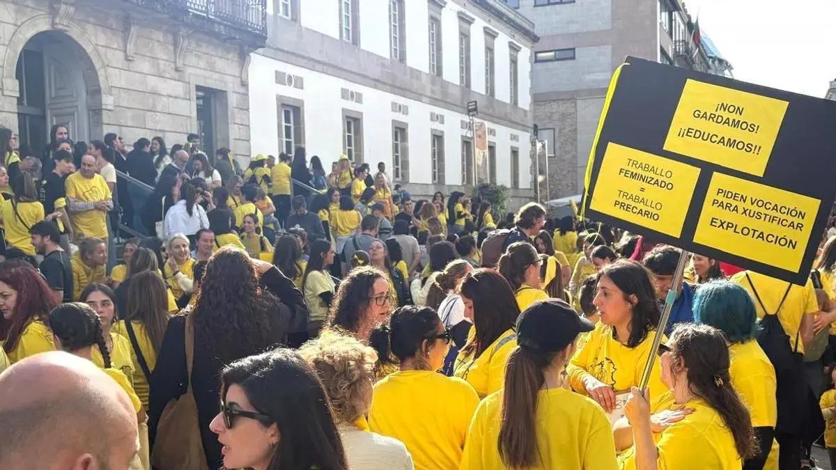 Centenares de educadoras infantiles reclaman en Vigo mejoras laborales y menos niños por aula
