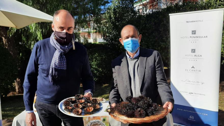 El regidor de Palafrugell, Joan Vigas, amb un dels restauradors aguantant un plat de garoines.