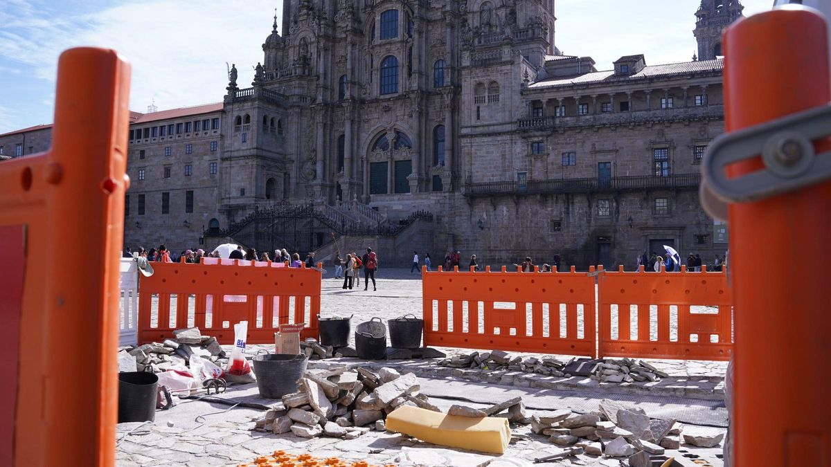 Obras na Praza do Obradoiro para a reparación do empedrado