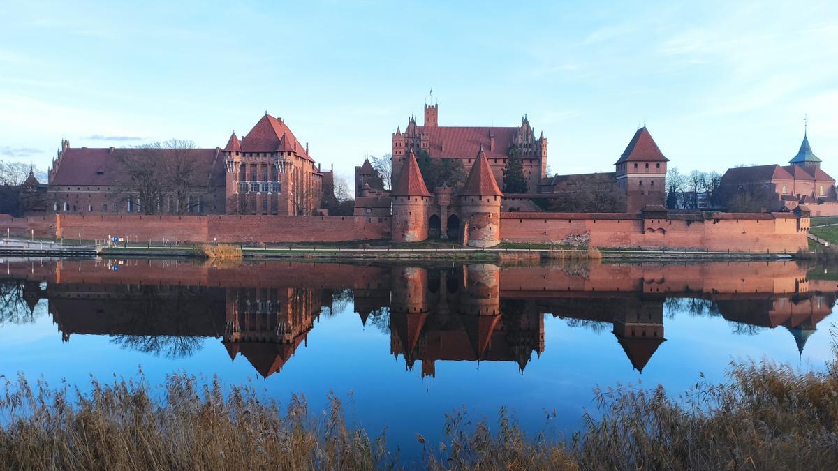 El castillo de Malbork visto desde el otro margen del río | J.V.