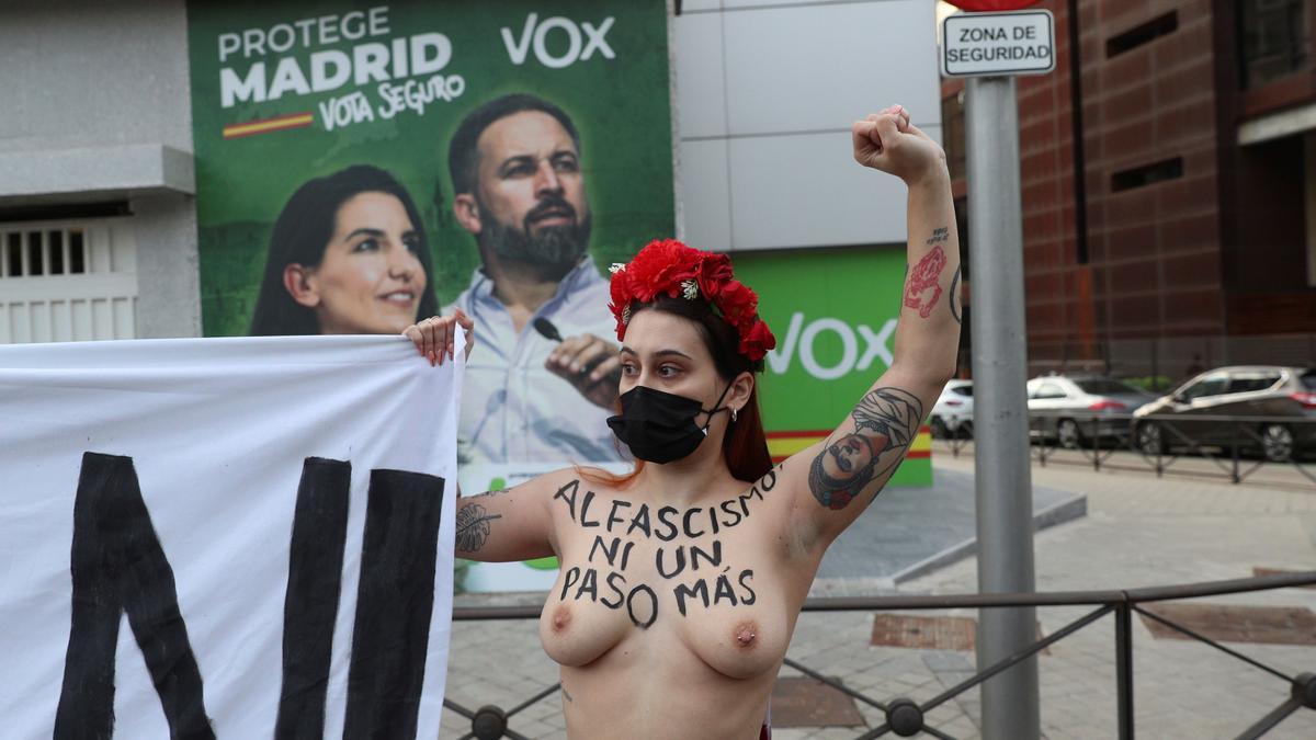 Activistas de FEMEN protestan contra el fascismo ante la sede de VOX