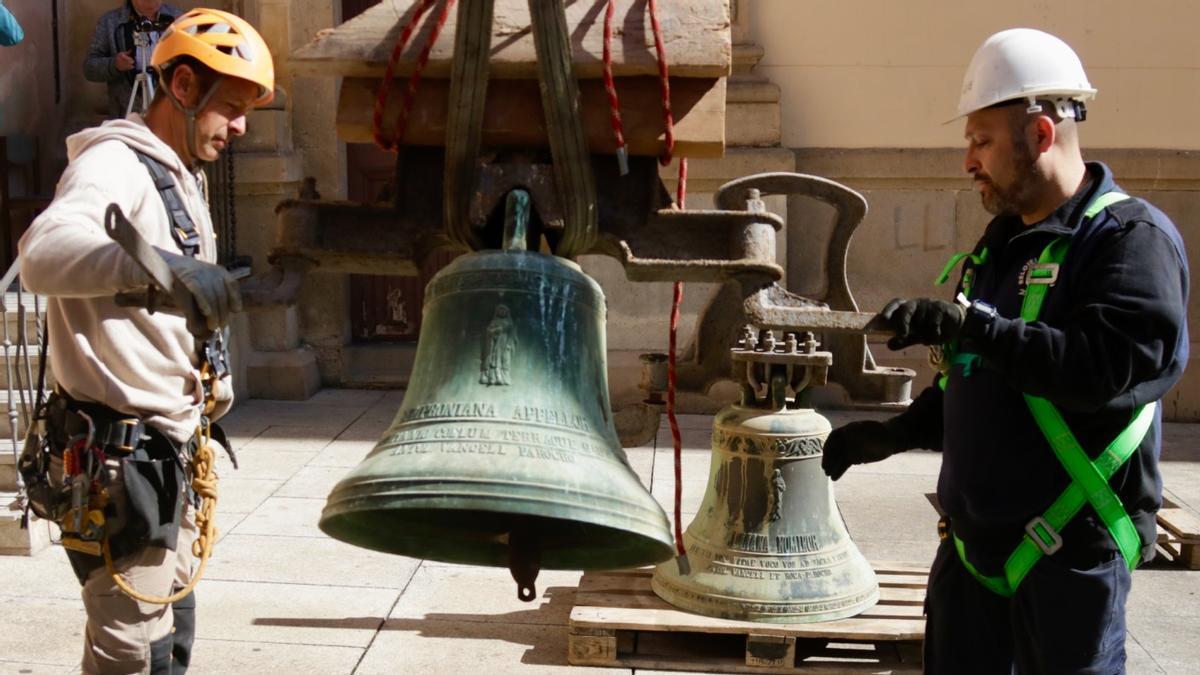 Mataró descuelga las campanas centenarias de Santa Maria para recuperar su sonido tradicional