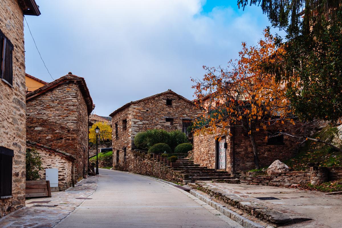 Buscar por imagen o vídeo Vista panorámica del encantador pueblo de La Hiruela