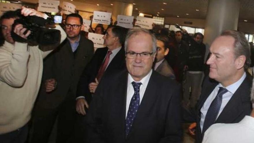 Gritos a Fabra en la inauguración de la segunda sala de hemodinámica