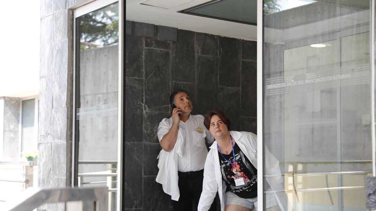 "Código rosa, cierren todas las puertas": el hospital Valle del Nalón hace un simulacro de robo de un bebé
