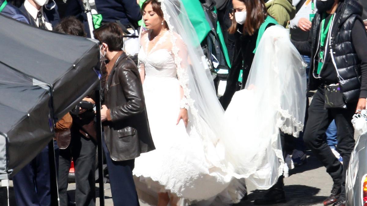Lady Gaga vestida de novia en el rodaje de House of Gucci en Roma