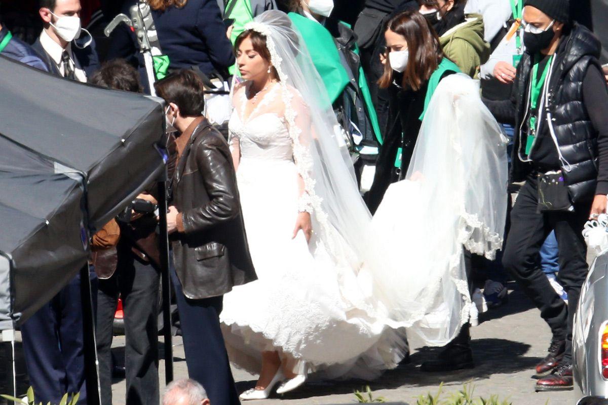 Lady Gaga vestida de novia en el rodaje de House of Gucci en Roma