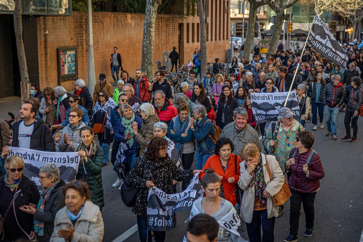 Los vecinos del parque Joan Miró vuelven a pedir que se mantenga la arboleda