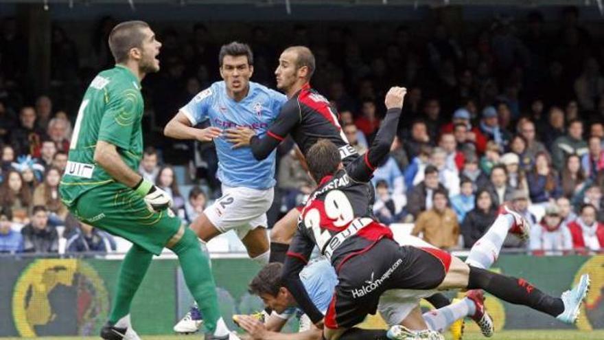 Leo Baptistao intercepta a Bermejo ante la mirada de Cabral, Gálvez y Rubén.  // Marta G. Brea