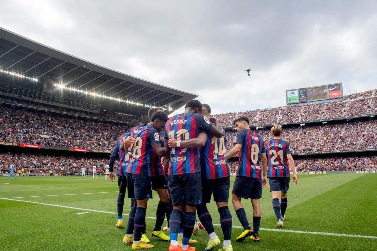 Los jugadores del Barça felicitan a Memphis, autor del 2-0 al Elche en el Camp Nou.
