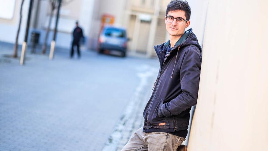 El periodista Pau Rodríguez, a la plaça Josep Pla de Figueres.