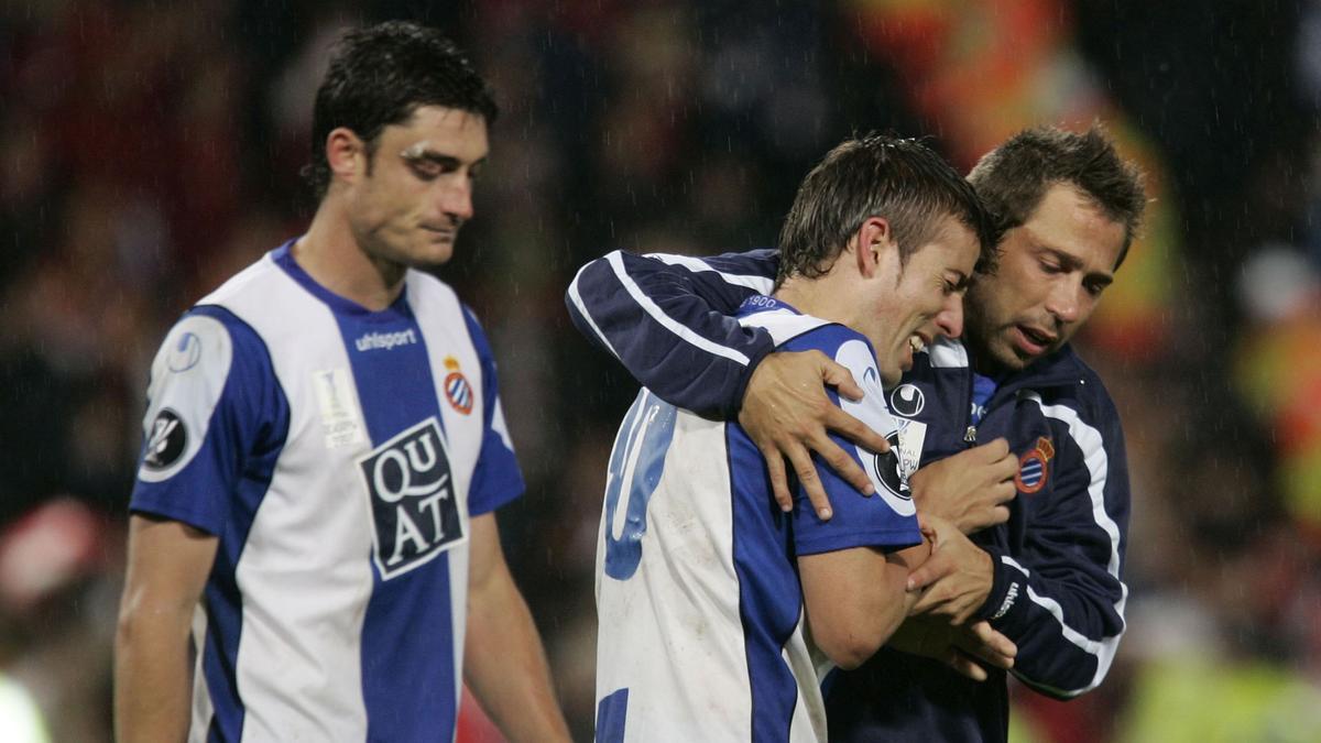 GLASGOW 16.05.2007 FINAL DE LA COPA DE LA UEFA RCD ESPANYOL - SEVILLA . EN LA FOTO, TAMUDO CONSUELA A UN DESOLADO LUIS GARCIA AL TERMINO . FOTOGRAFIA DE JORDI COTRINA