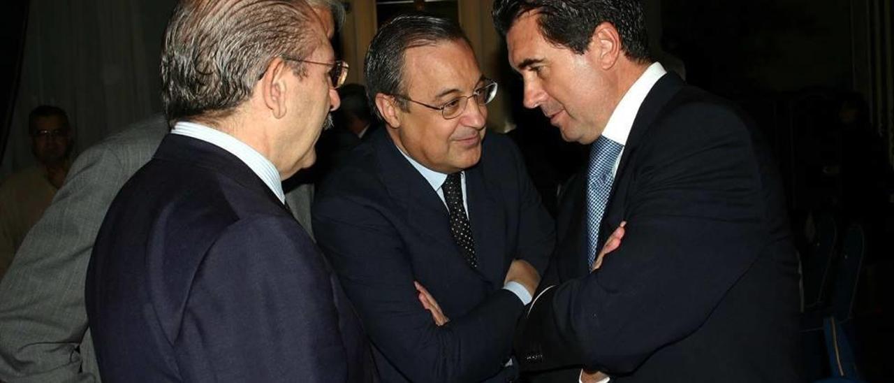 Florentino Pérez, centro, con el expresident del Govern Jaume Matas.