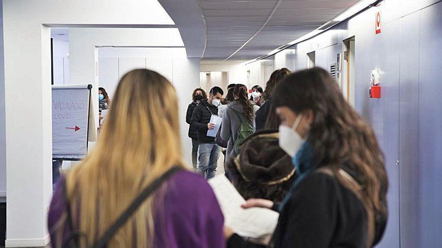 Cues al vestíbul del cinquè pis del CAP Bages de Manresa