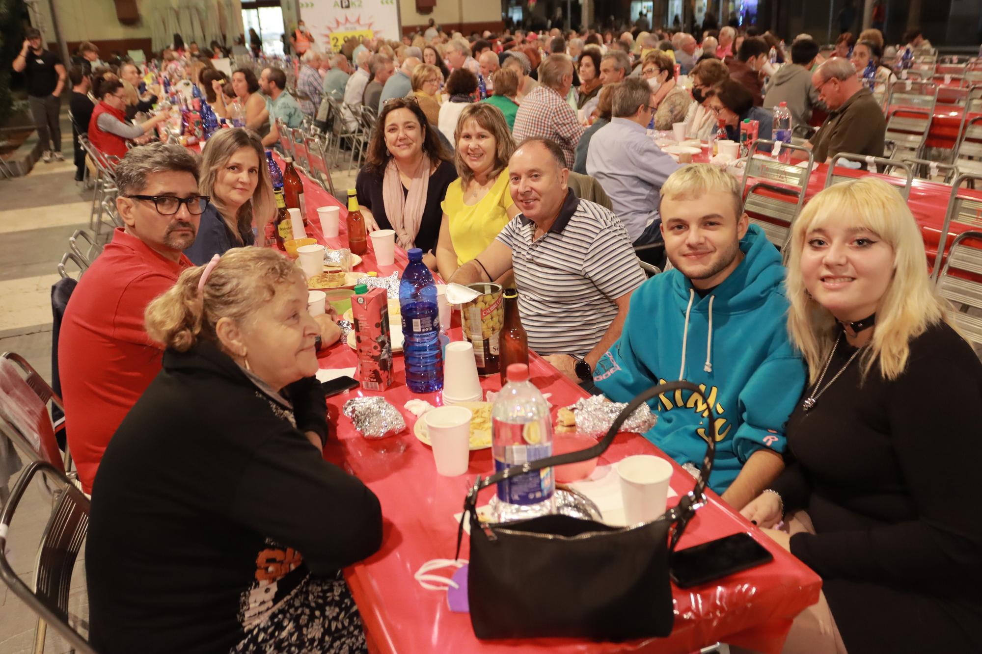 Búscate entre los comensales de la cena de 'pa i porta' en Almassora