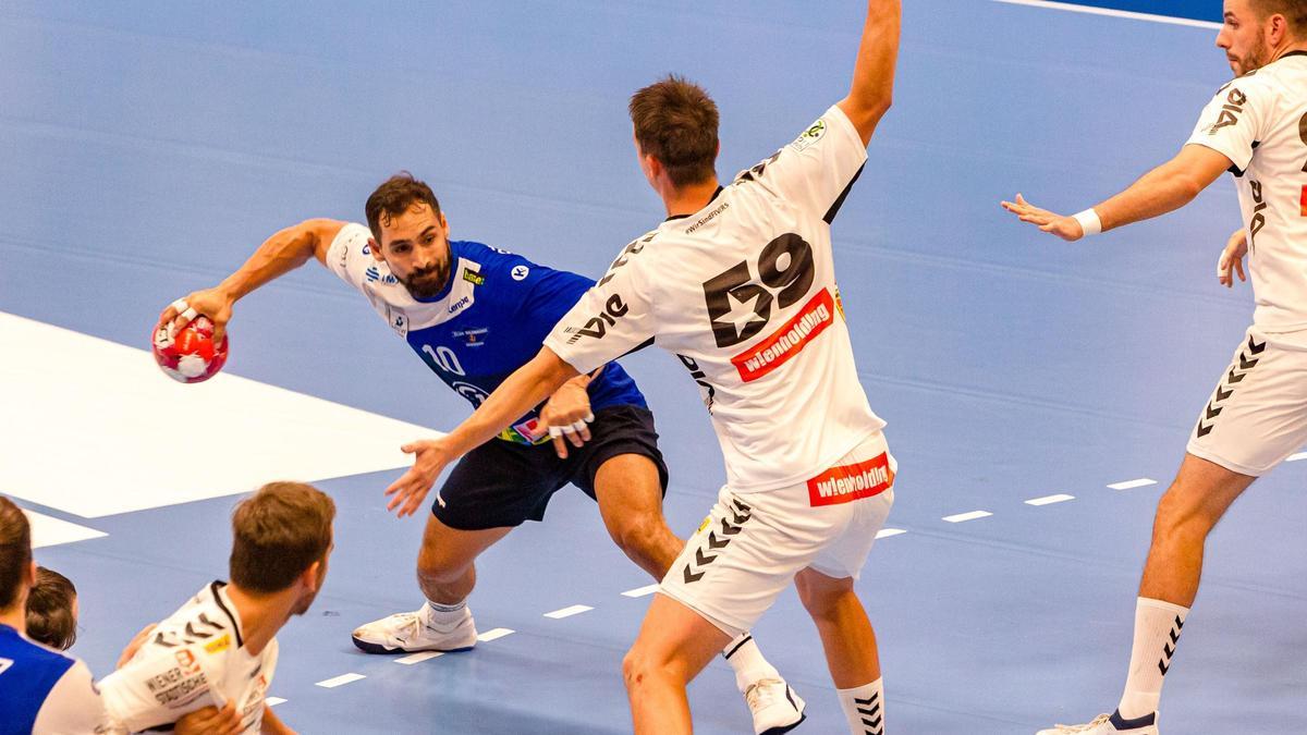 Un lance del partido de ida de la EHF European League entre el BM Benidorm y el Fivers de Viena