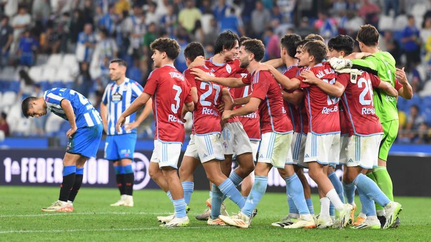 Los jugadores del Celta Fortuna celebran el gol de la victoria en su última visita a Riazor.