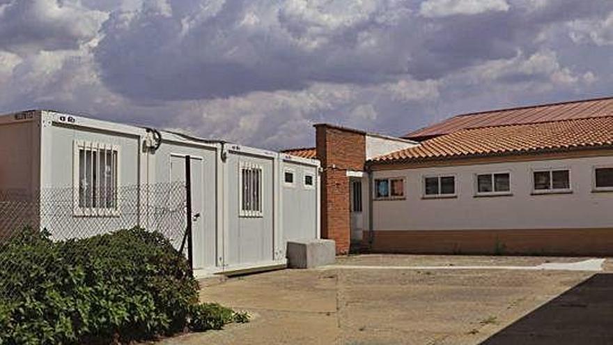 Aula prefabricada instalada por Educación en el patio del colegio de Valcabado.