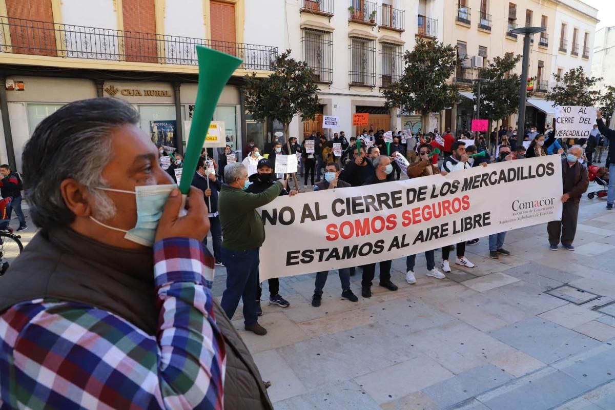 El comercio ambulante protesta ante el Ayuntamiento por el cierre de los mercadillos