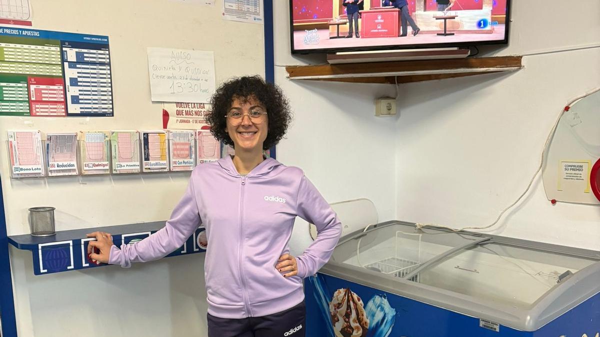 Claudia Canosa, regenta junto con su madre Carmen, el Bar Miramar, de Fisterra.