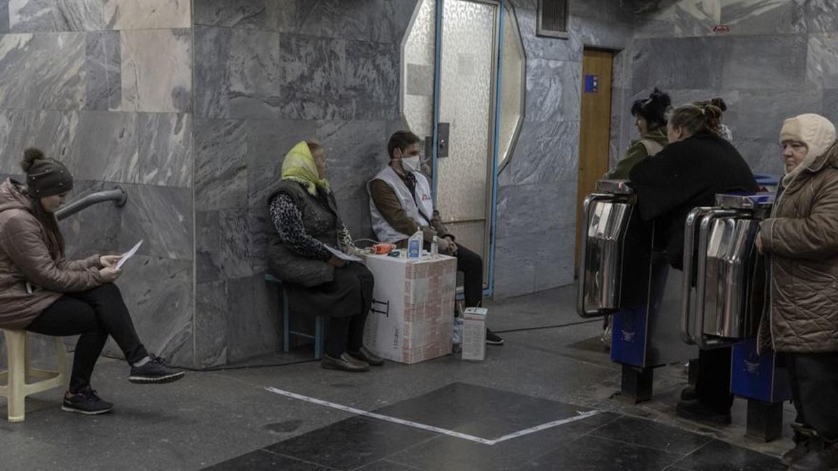 Personas esperando frente a las clínicas móviles de Médicos Sin Fronteras en las estaciones de metro de Járkov, en medio de la guerra de Ucrania.