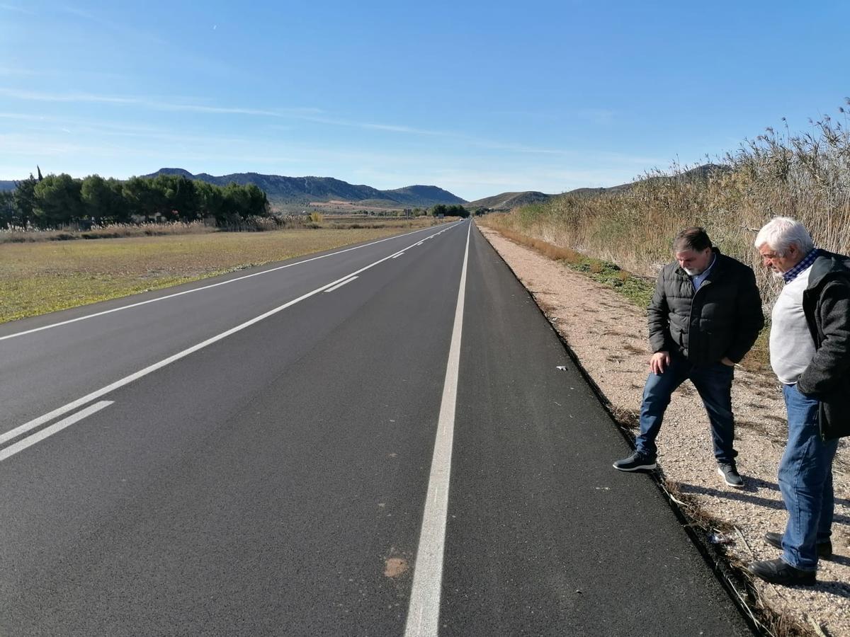 El alcalde de Villena y el concejal de Obras comprobando el estado del asfalto en la carretera que une el casco urbano con la pedanía de Las Virtudes.