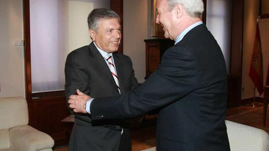 El presidente de la CAM, Modest Crespo, saluda al mandatario murciano Ramón Valcárcel, en una foto de archivo