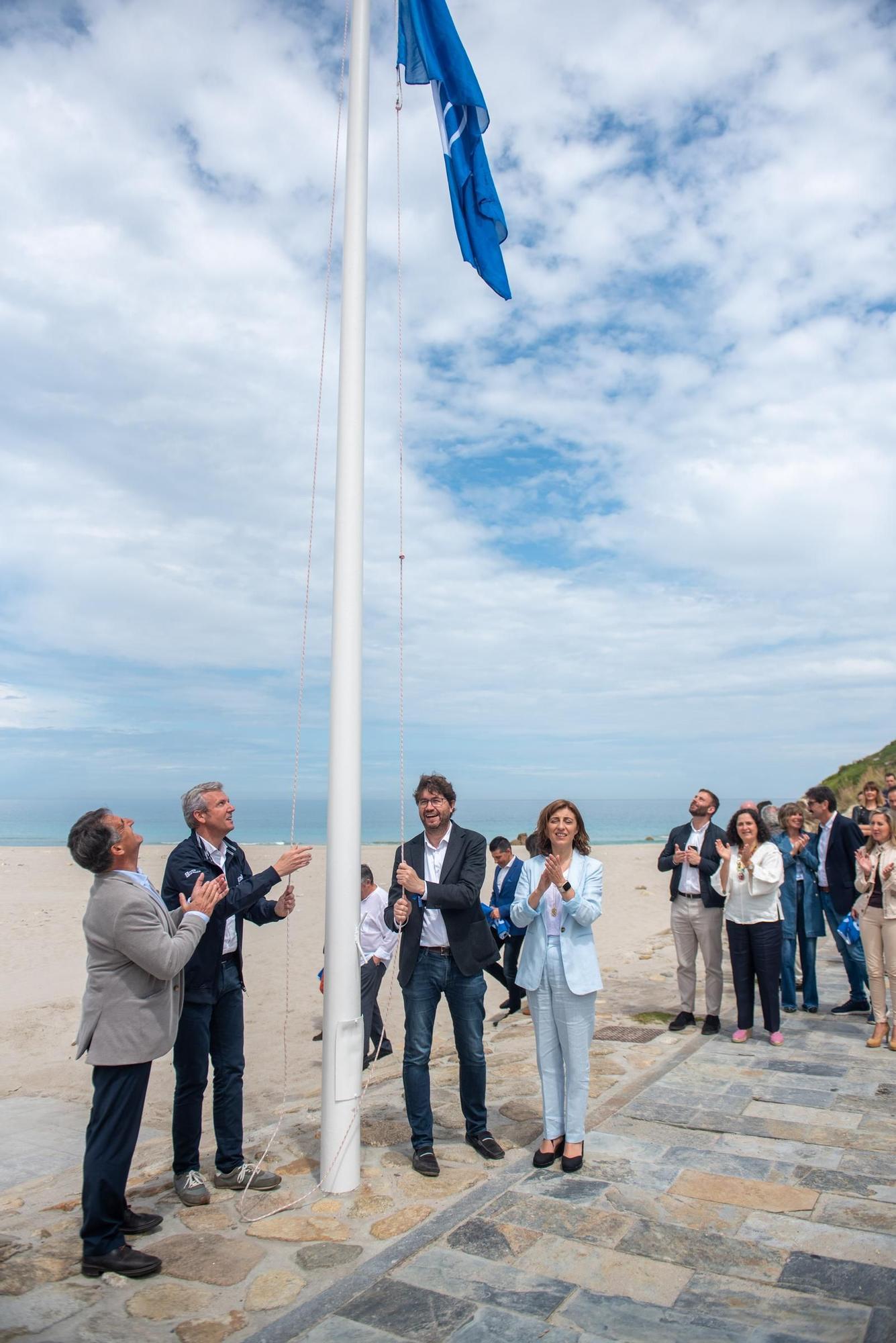 Las banderas azules de A Coruña y toda Galicia se reparten en la playa de Valcovo