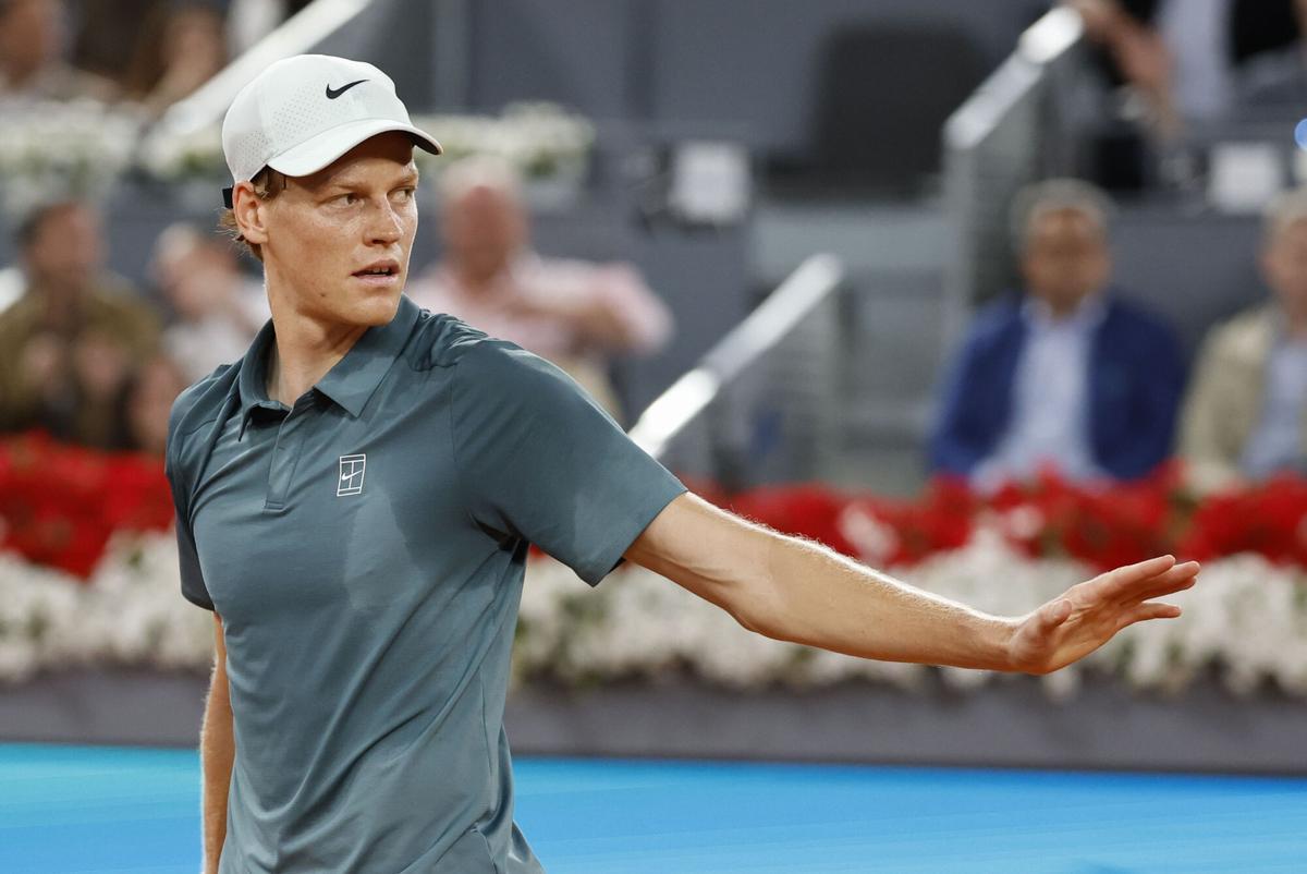 El tenista italiano Jannik Sinner, se disculpa con el tenista español Rafael Jódar, durante su partido de cuartos de final del Abierto de Madrid, disputado este miércoles en la Caja Mágica.