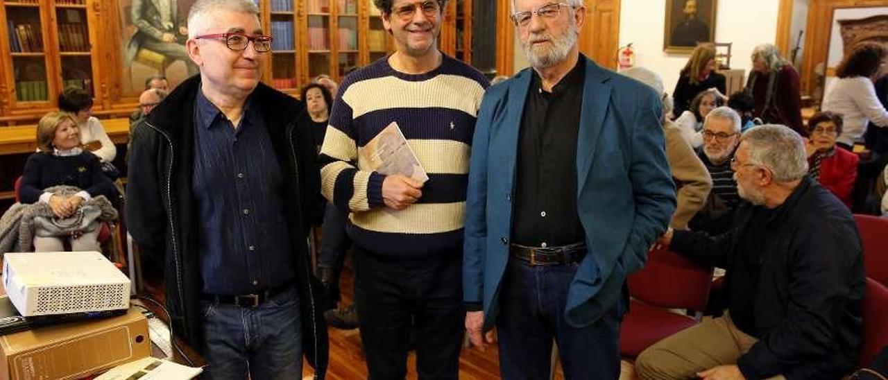 Presentación, ayer en Vigo, del libro &quot;Enteiramente pintado&quot; (arriba), con Bernárdez, De Nieves y Cáccamo. A la izquierda, una de las obras que se podrán ver en la exposición en Madrid. // Marta G. Brea