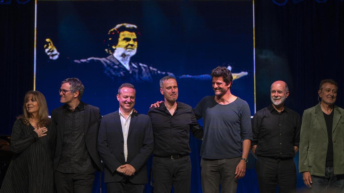 María del Mar Bonet y Manolo García, entre otros artistas, homenajeando al músico griego Mikis Theodorakis, cuando se cumplirían 100 años de su nacimiento.